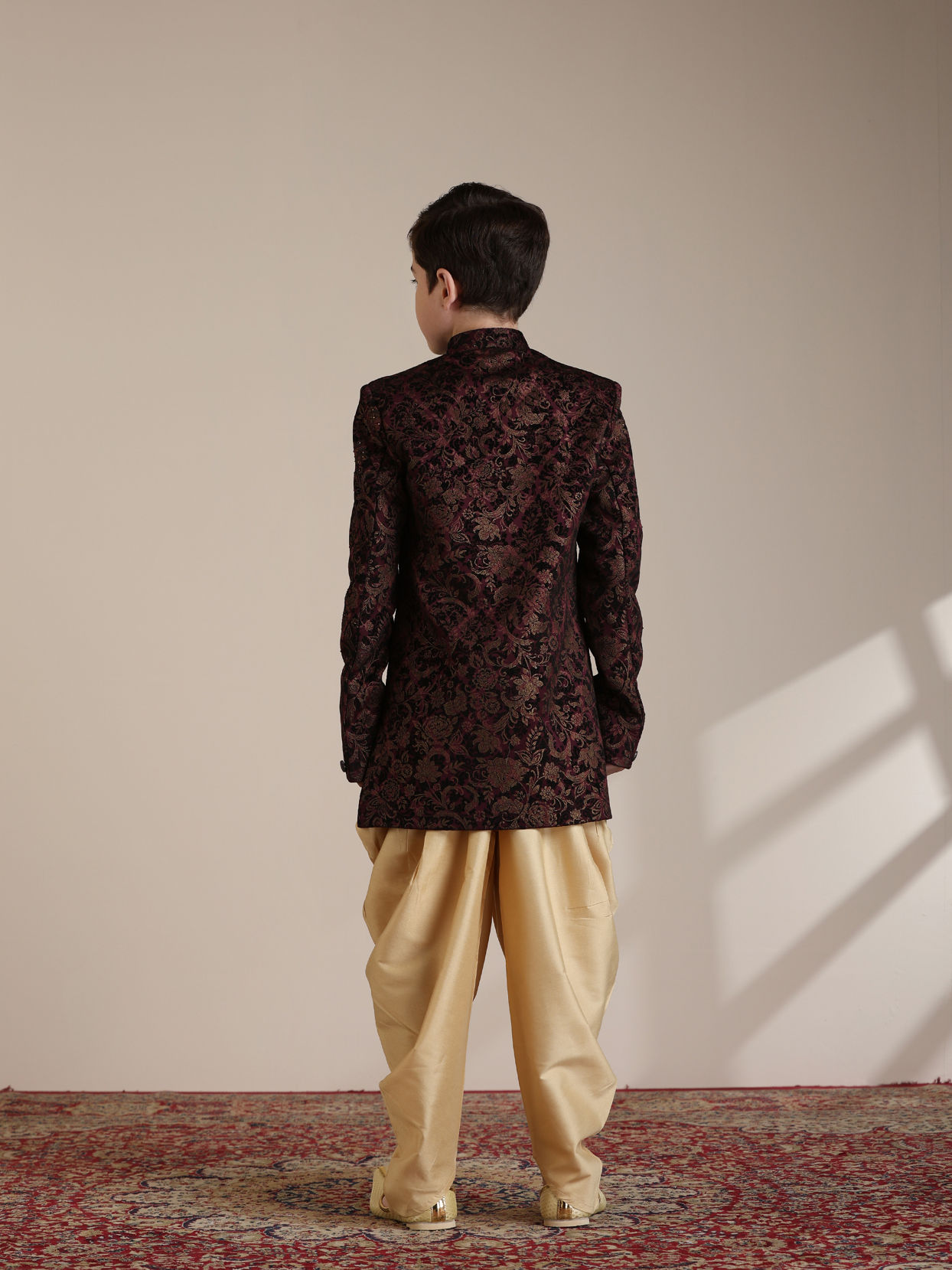 alt message - Manyavar Boys Boys Wine Bel Buti Patterned Indo-Western Set image number 4